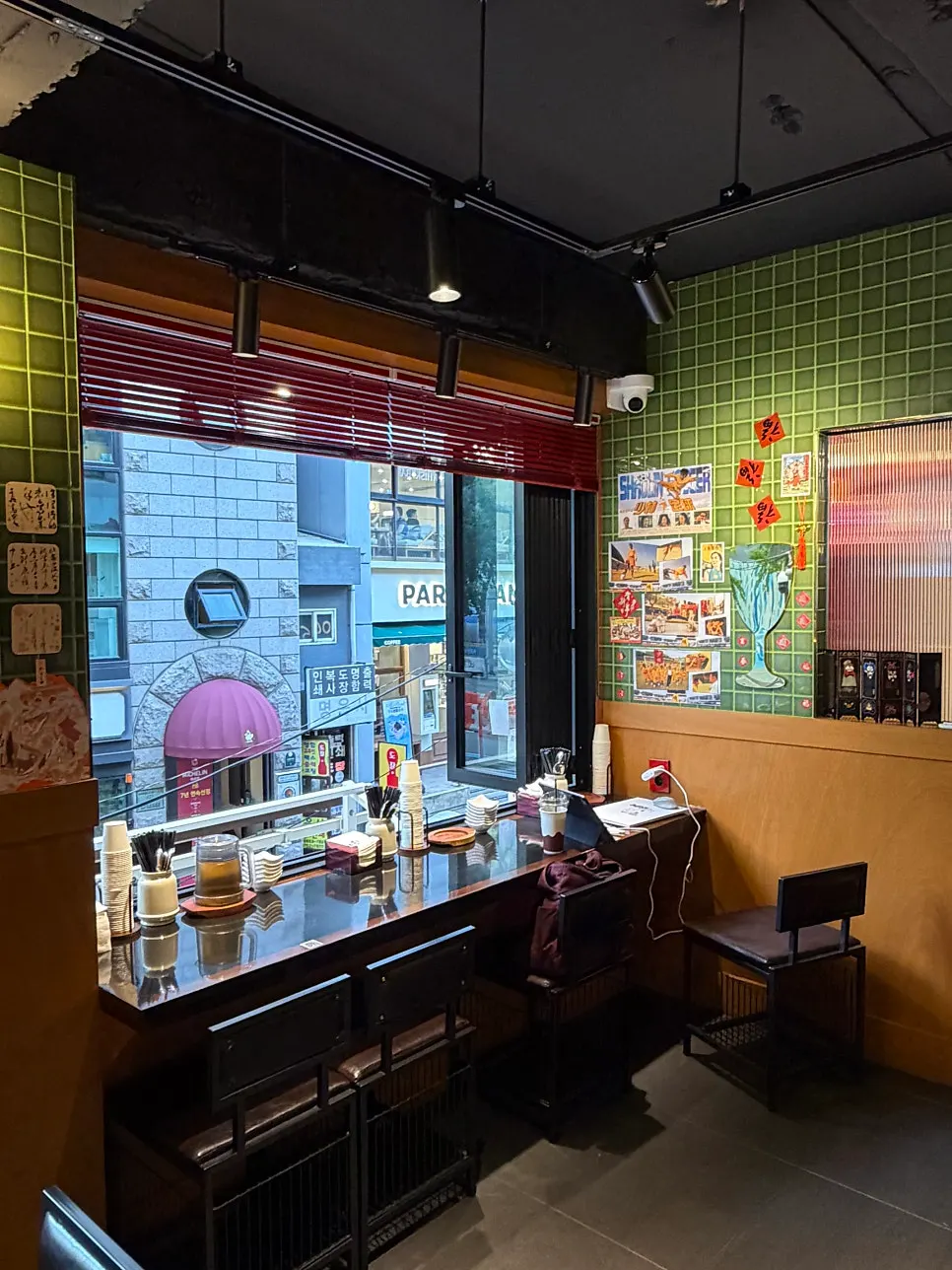 Chinese-style decor pieces inside Huhugwan