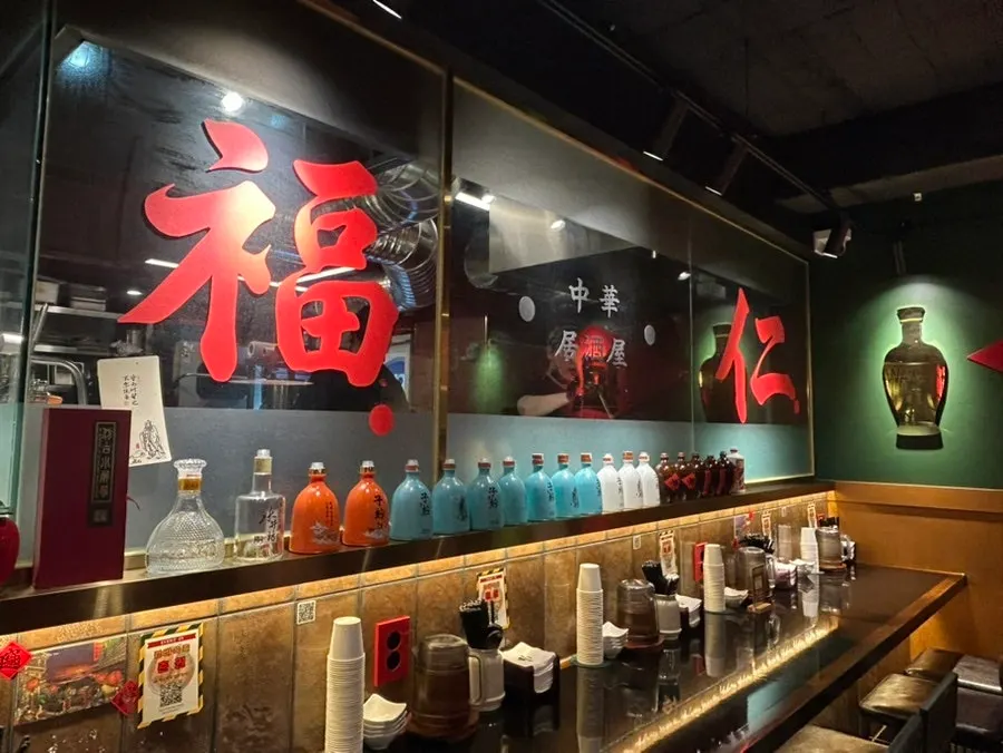 Full view of Huhugwan's open kitchen