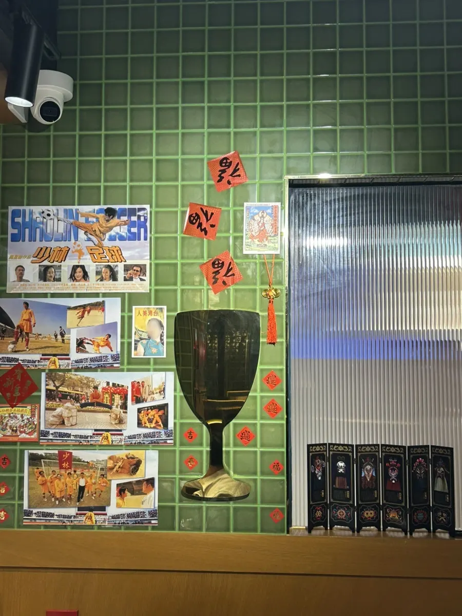 Vertical photo of Huhugwan's interior decor