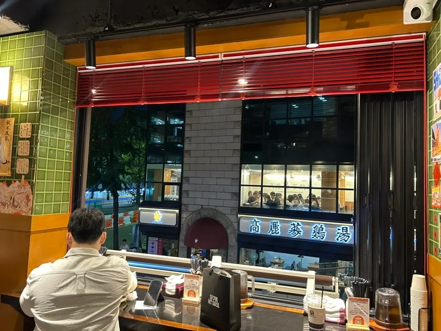 Huhugwan's window seat with the windows fully opened