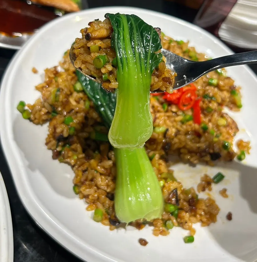 Huhugwan's fluffy garlic scape fried rice