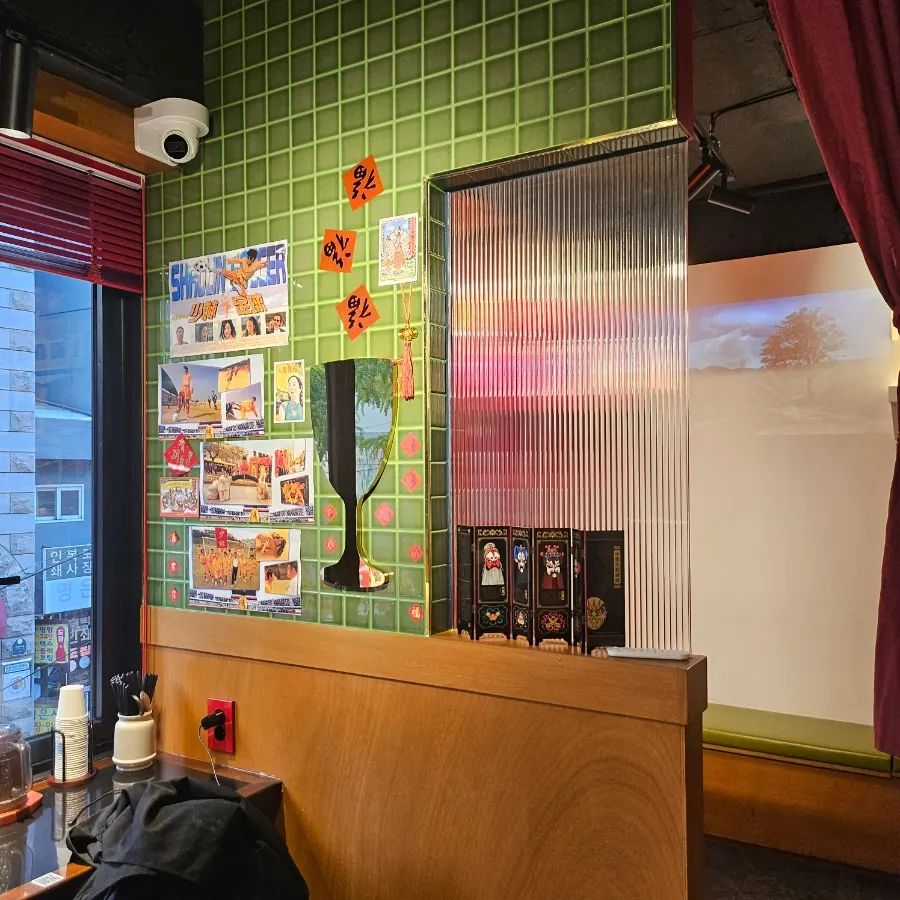 Huhugwan's waiting area with red walls and yellow lighting