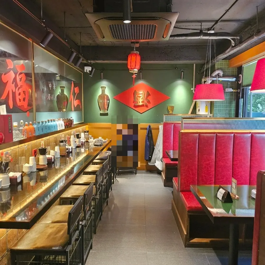 Hong Kong-style interior of the main dining area at Huhugwan
