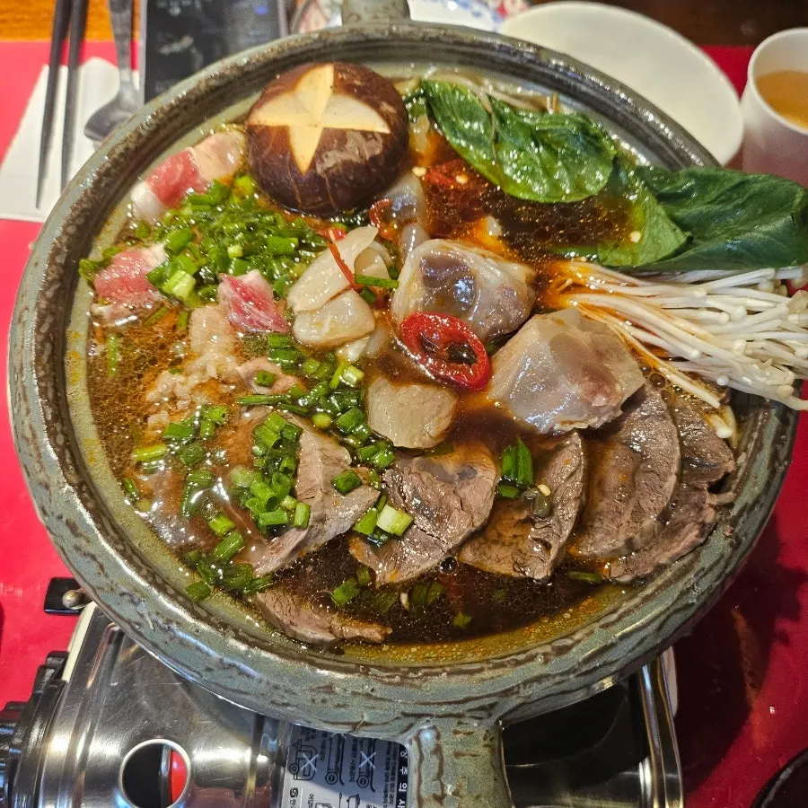 Table setup for the beef shank hot pot at Huhugwan