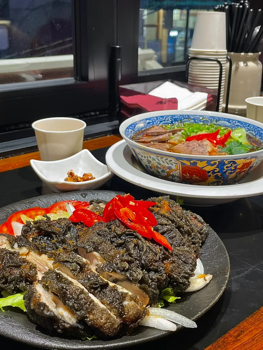 음식이 가득 차려진 후후관 테이블