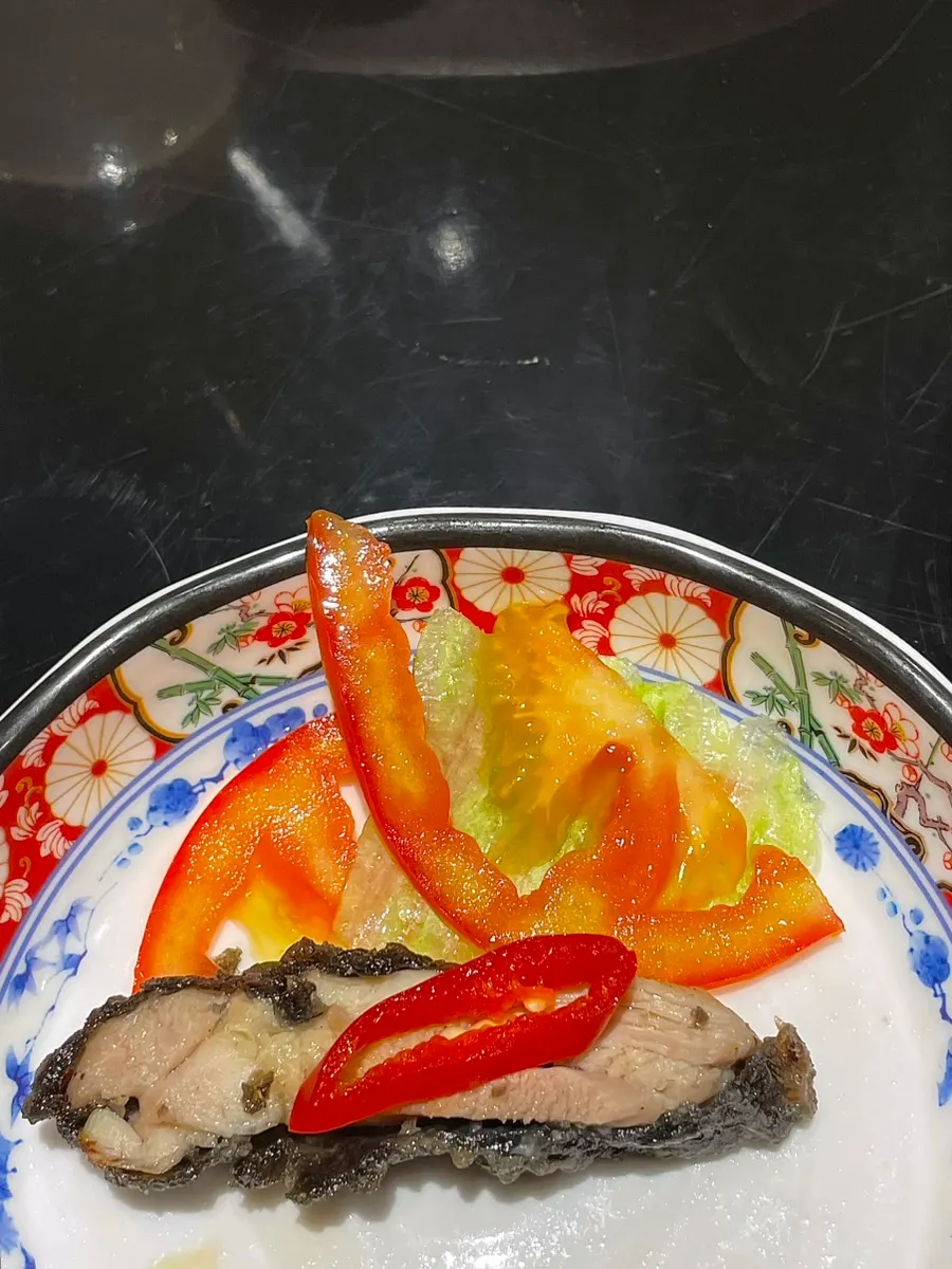 토마토와 양상추가 올라간 유린기 소스