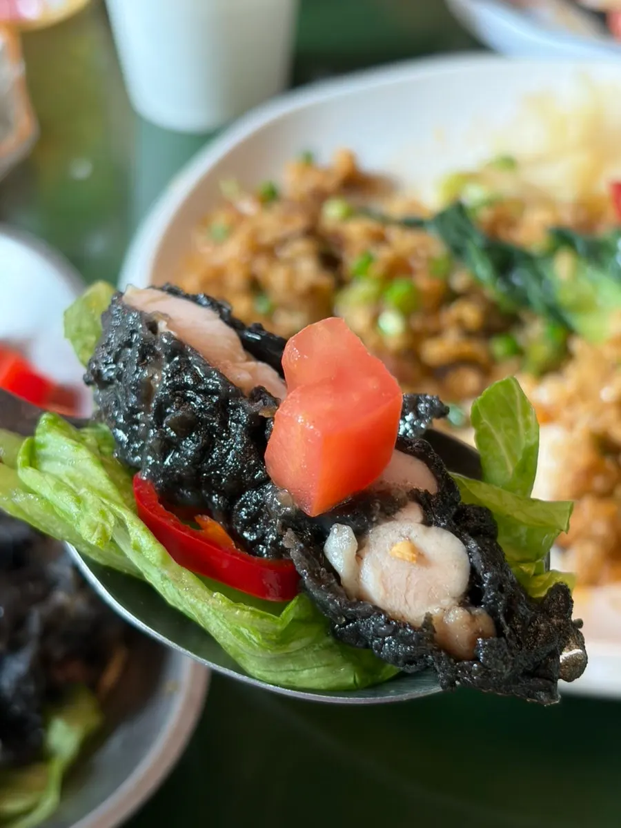 Squid ink yurinchi with sweet-and-tangy sauce