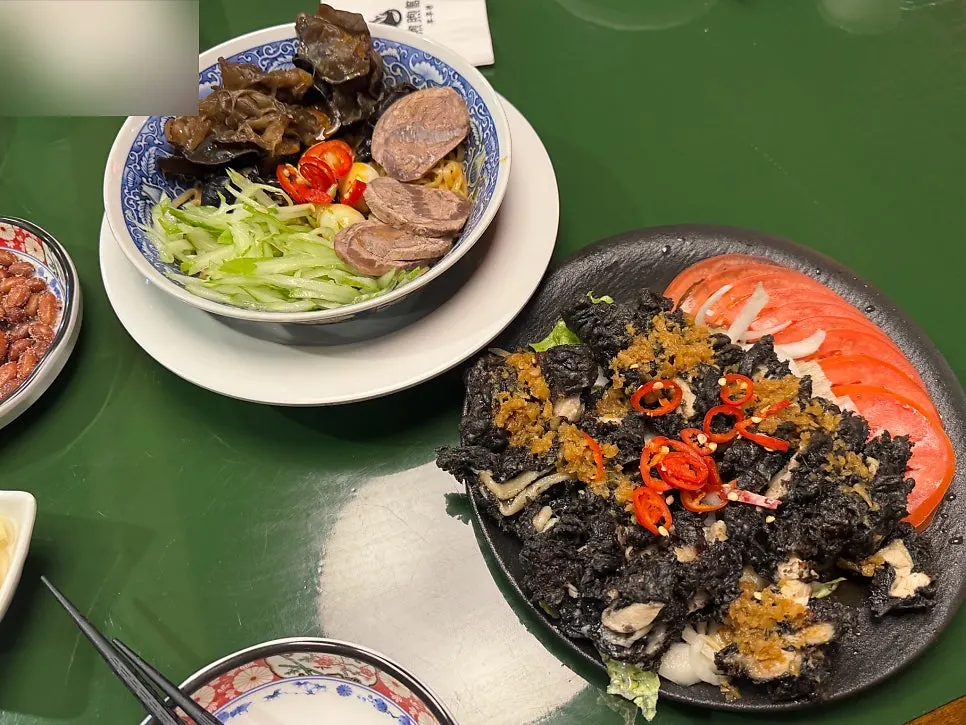Majangmyeon, mapo tofu and yurinchi laid out together
