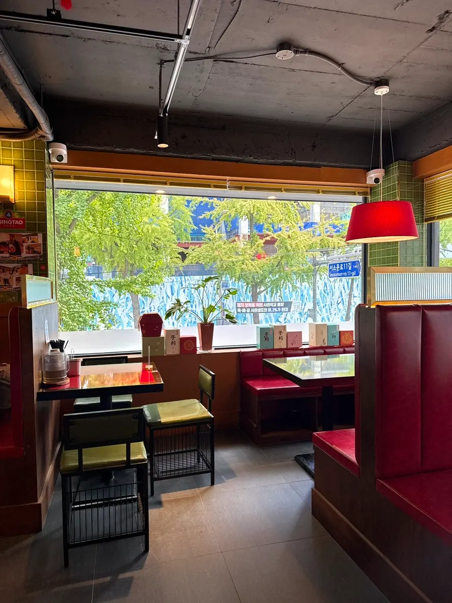 Interior of Huhugwan with a green and red color scheme