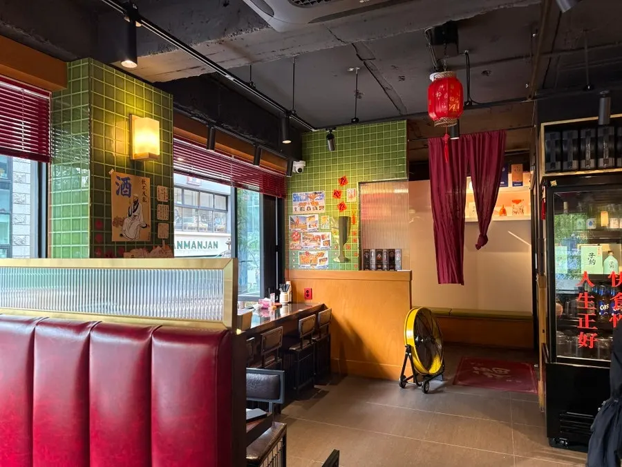 Group seating table at Huhugwan