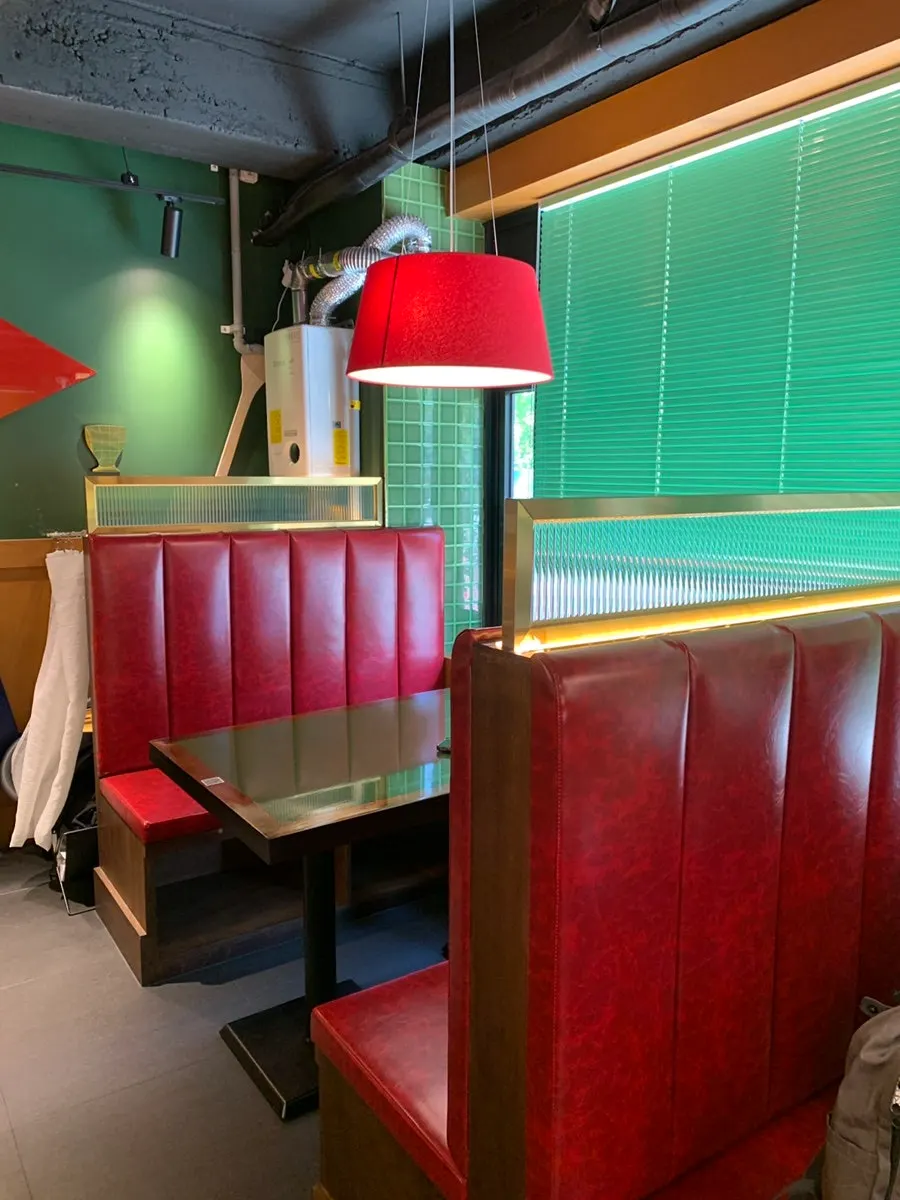 Window seating with windows that all open
