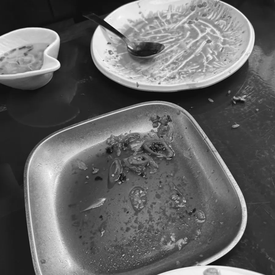 야채와 함께 먹는 오징어먹물 유린기