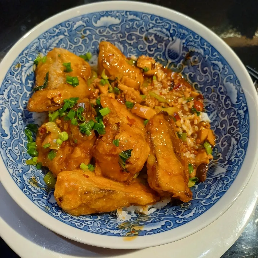 테이블에 차려진 가지덮밥과 유린기 한 상
