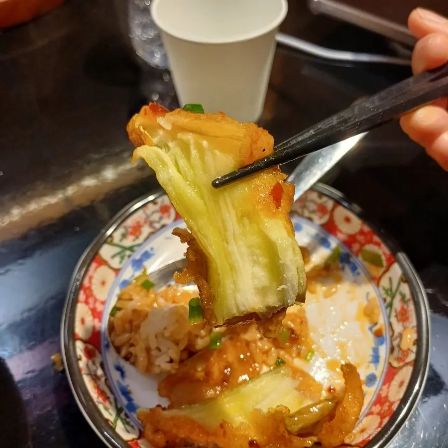 특제 소스를 뿌린 가지덮밥 클로즈업