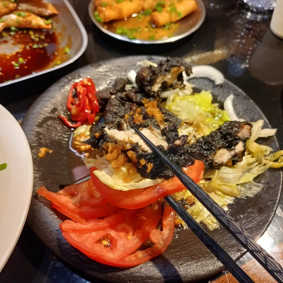 토마토와 양상추를 함께 집은 유린기 한 점