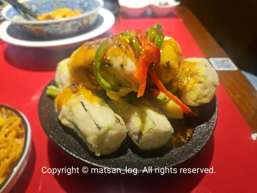 Huhugwan's basic side dishes of peanuts and pickled radish