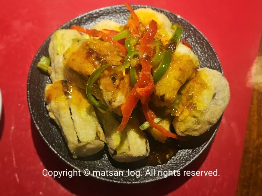 A plate of peanuts and pickled radish on the table