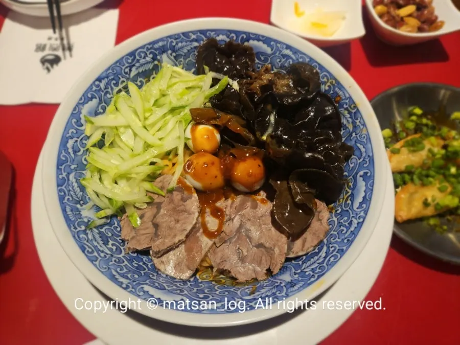 Huhugwan's majangmyeon with toppings covering the noodles