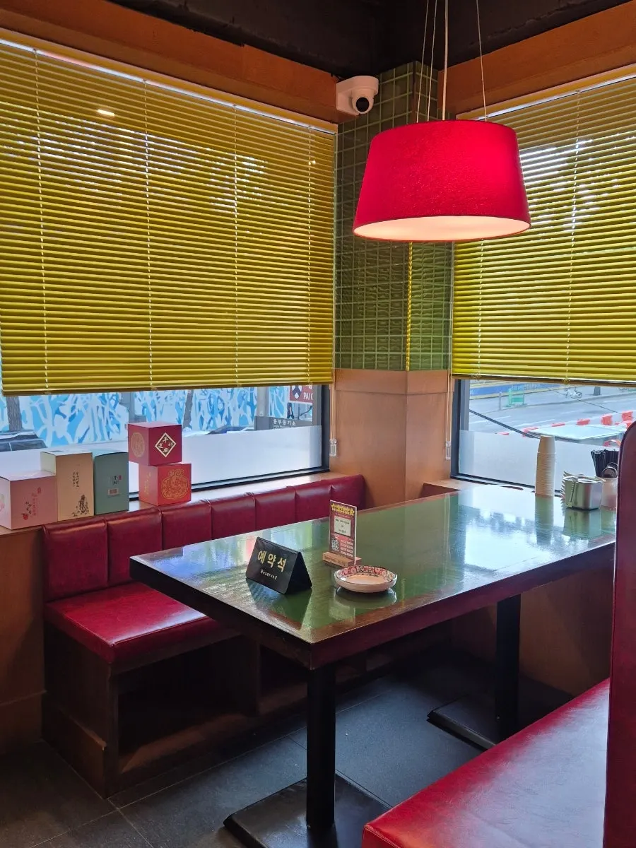 Interior of Huhugwan decorated in red and green