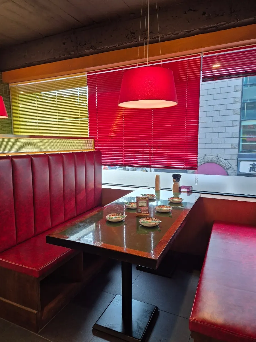 Dining hall tables with a Chinese-restaurant atmosphere