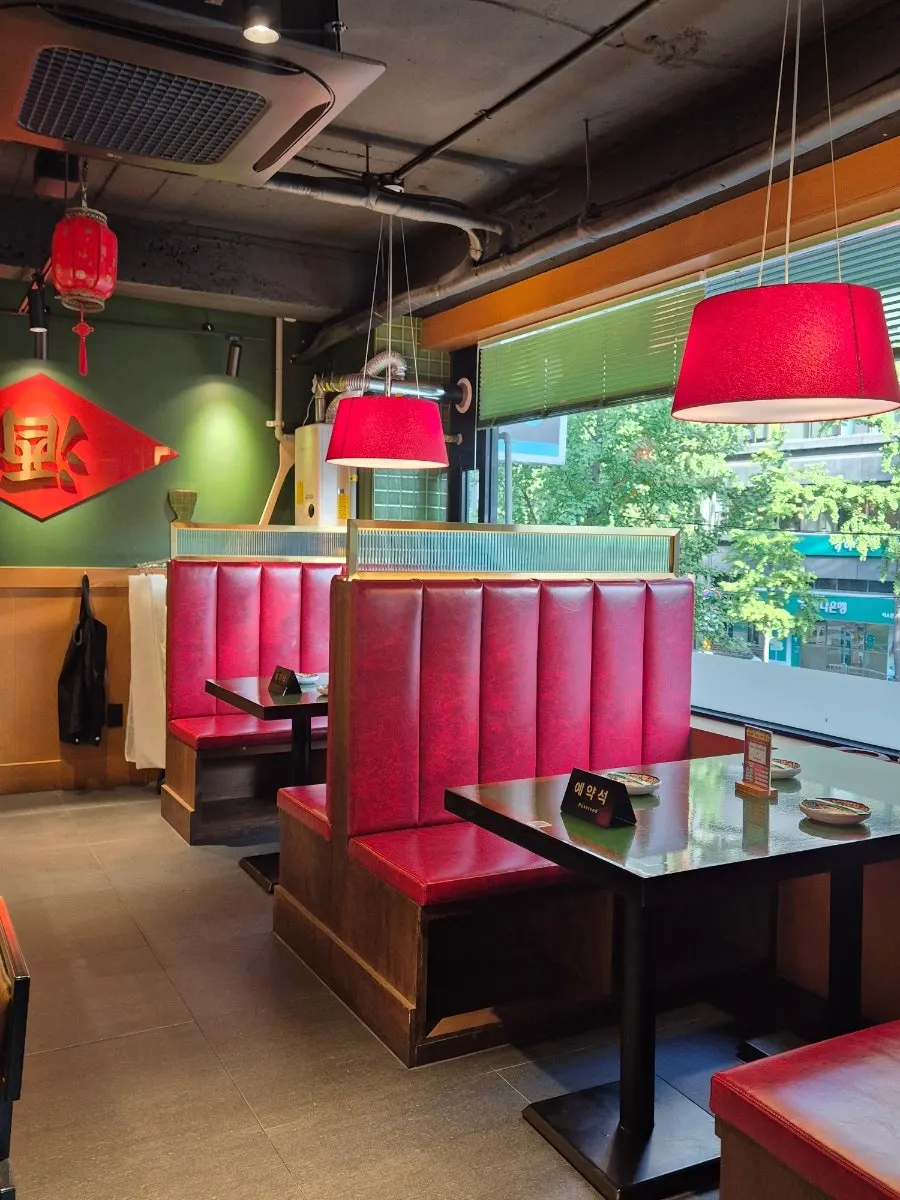 Decorative details inside Huhugwan