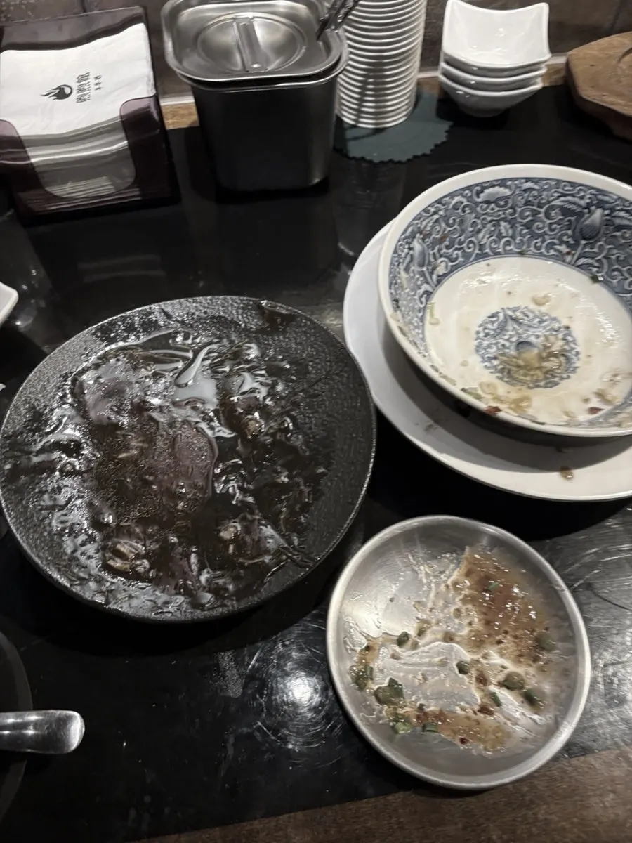 Table at Huhugwan after finishing the meal