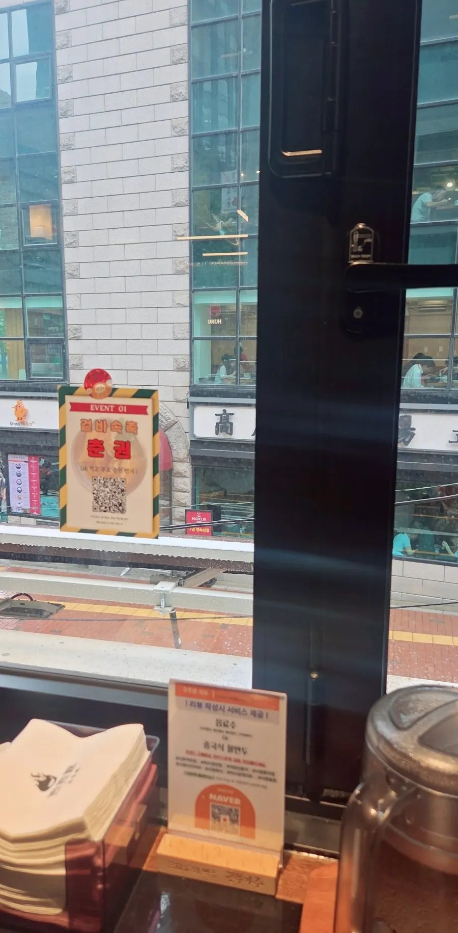 비 오는 날 시청역 서소문로 2층 후후관 입구