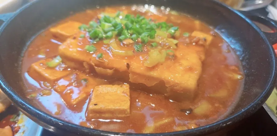 마라두부 튀김만두 유린기 세 가지 메뉴 한 상