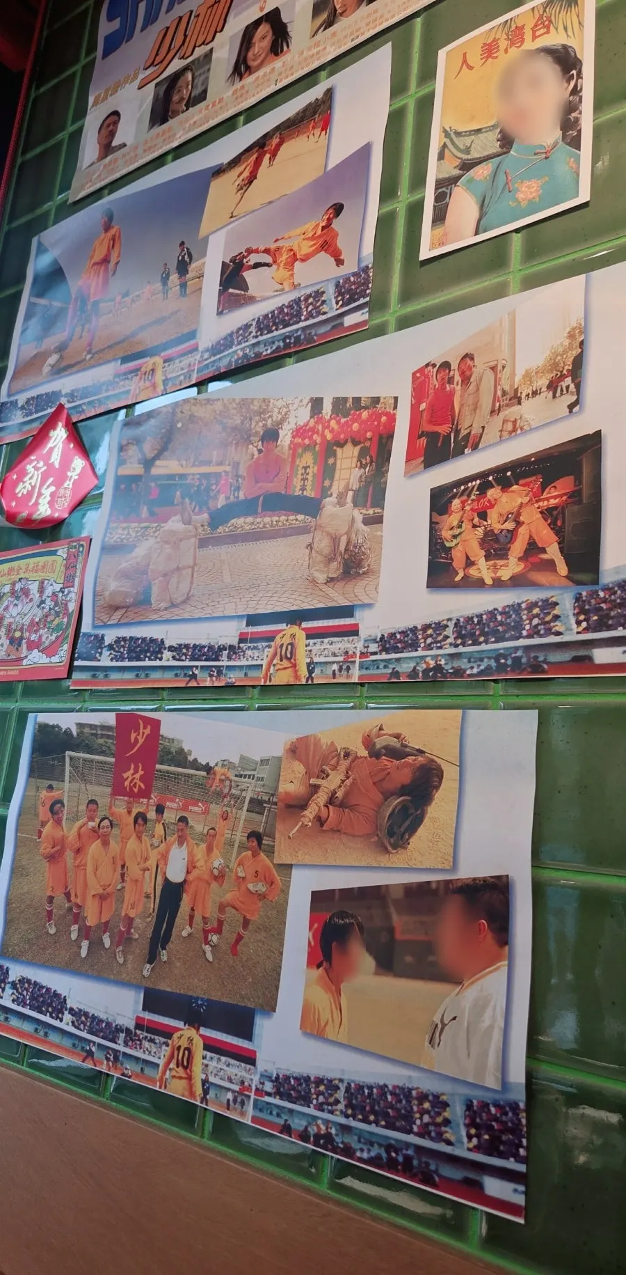 비 오는 시청 앞 거리 풍경