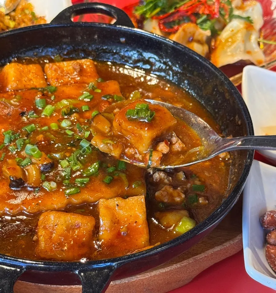 뜨거운 팬에 나온 후후관 마파두부와 흰쌀밥