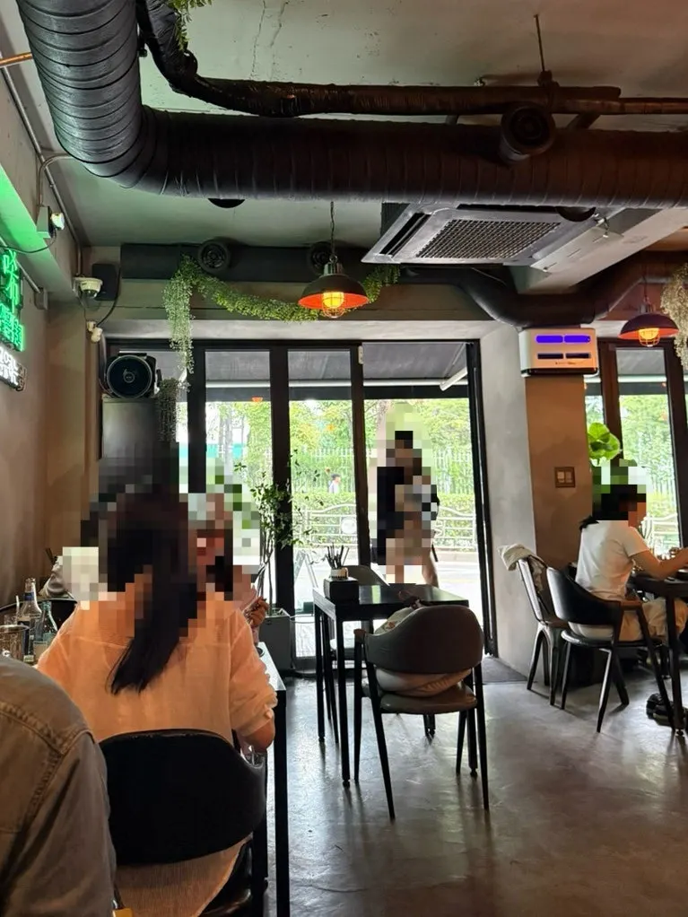 Table seating inside Heui Huam