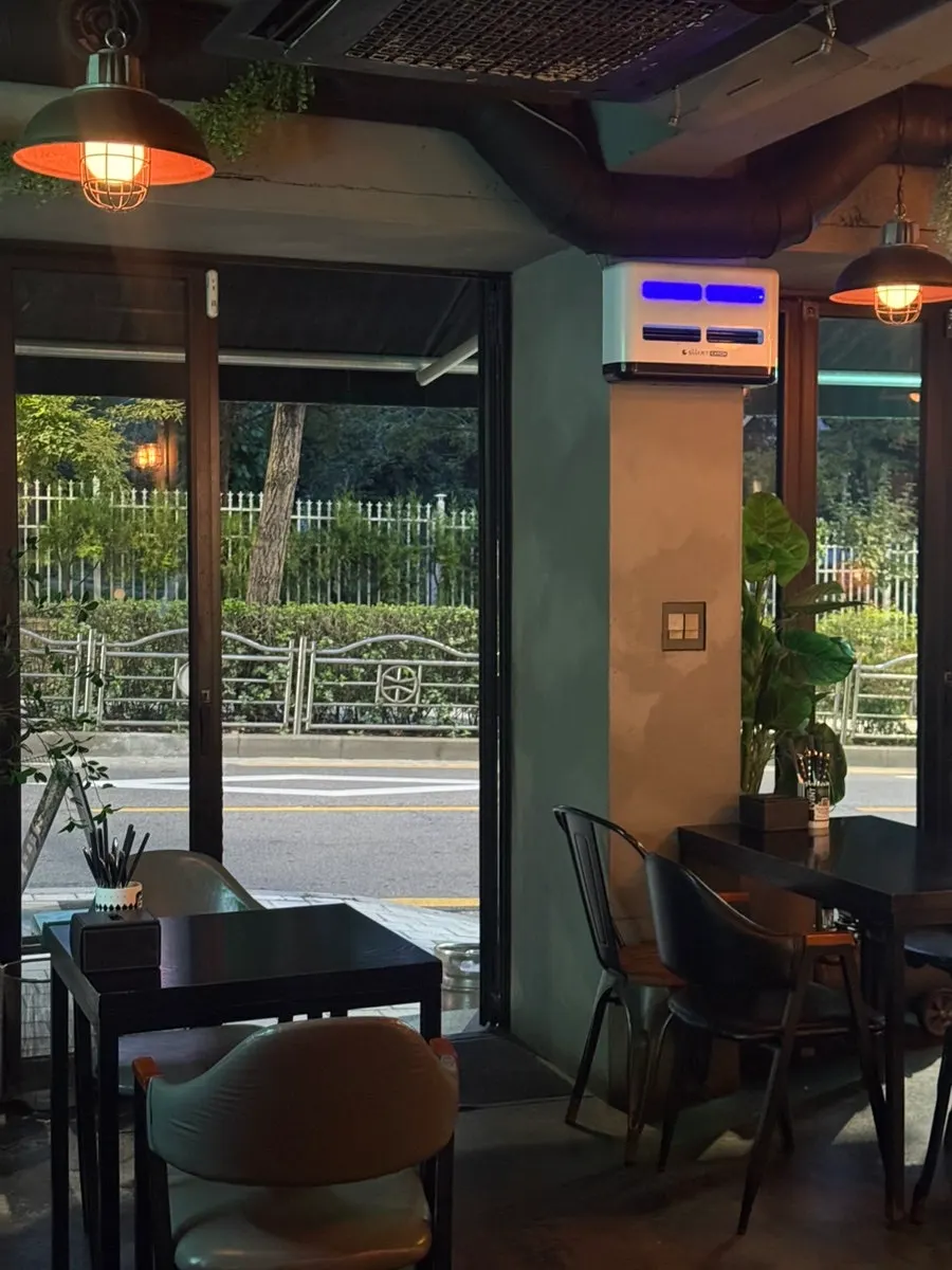 Interior of Heui Huam with early-evening customers
