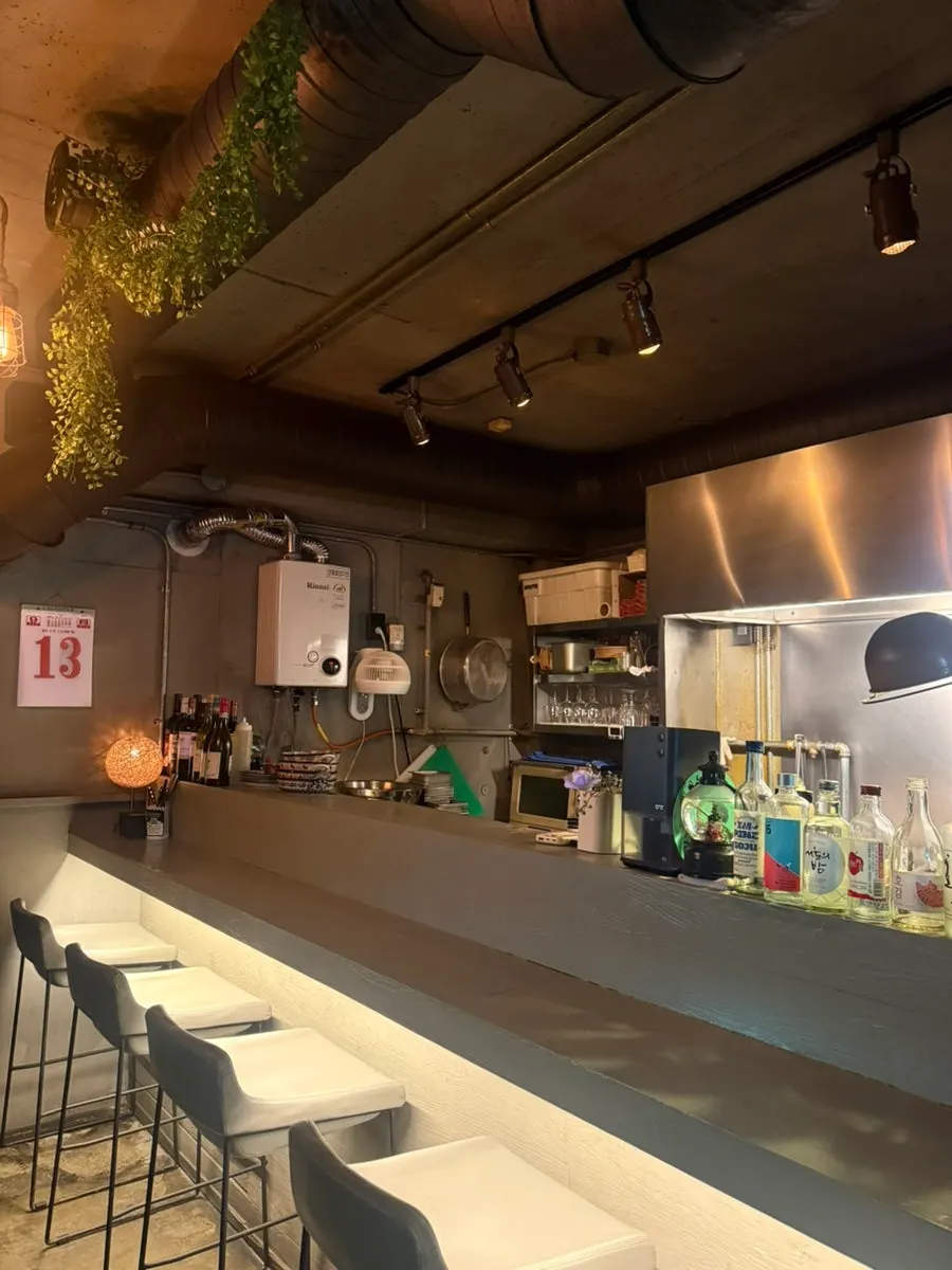 Open kitchen and bar seats at Heui Huam