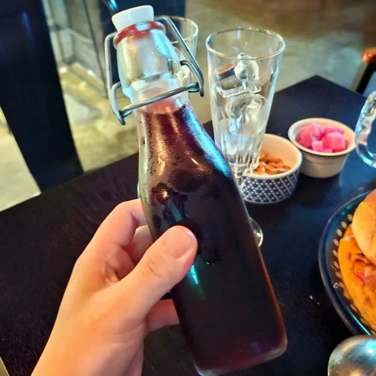 상그리아에 사이다를 섞는 모습