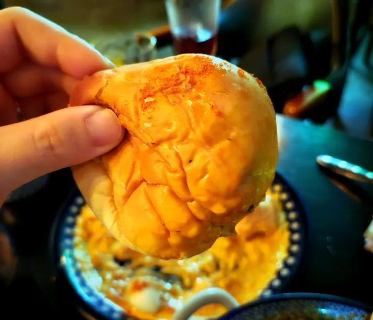소주와 상그리아가 함께 놓인 술자리