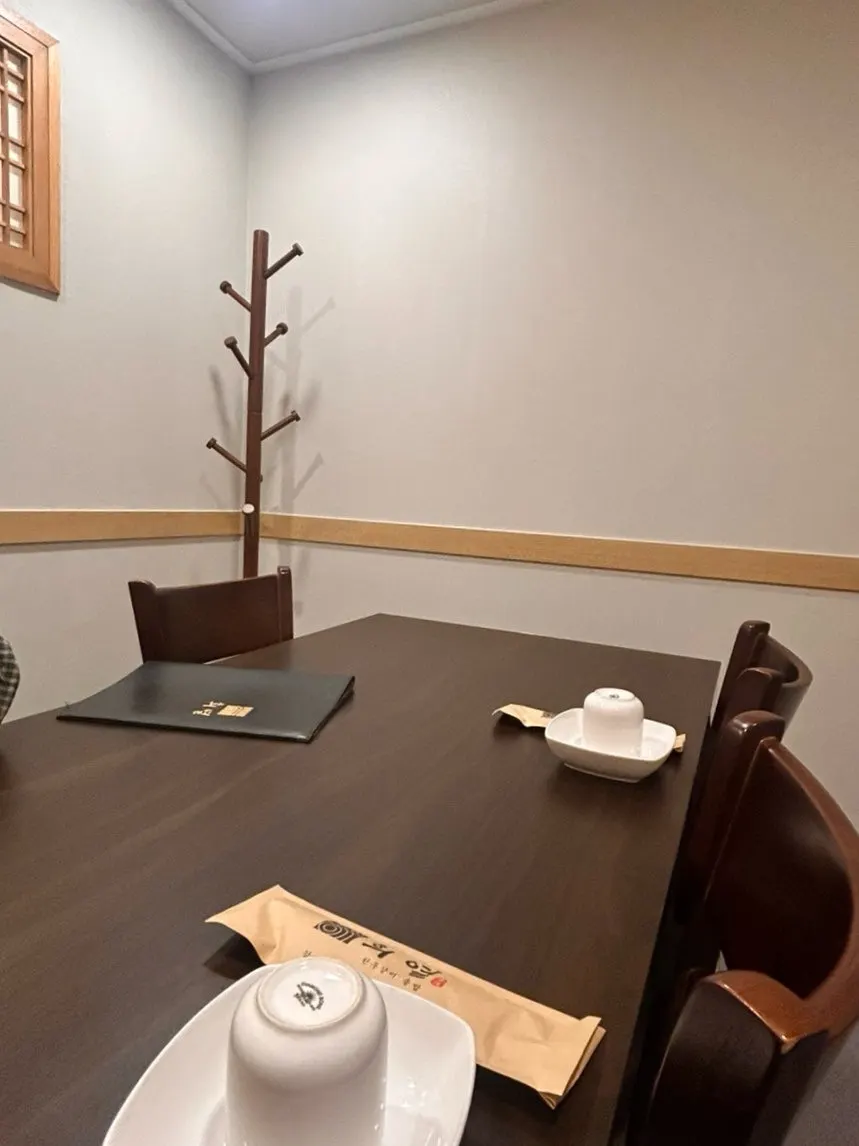 희열 서초교대점 룸 좌석과 테이블