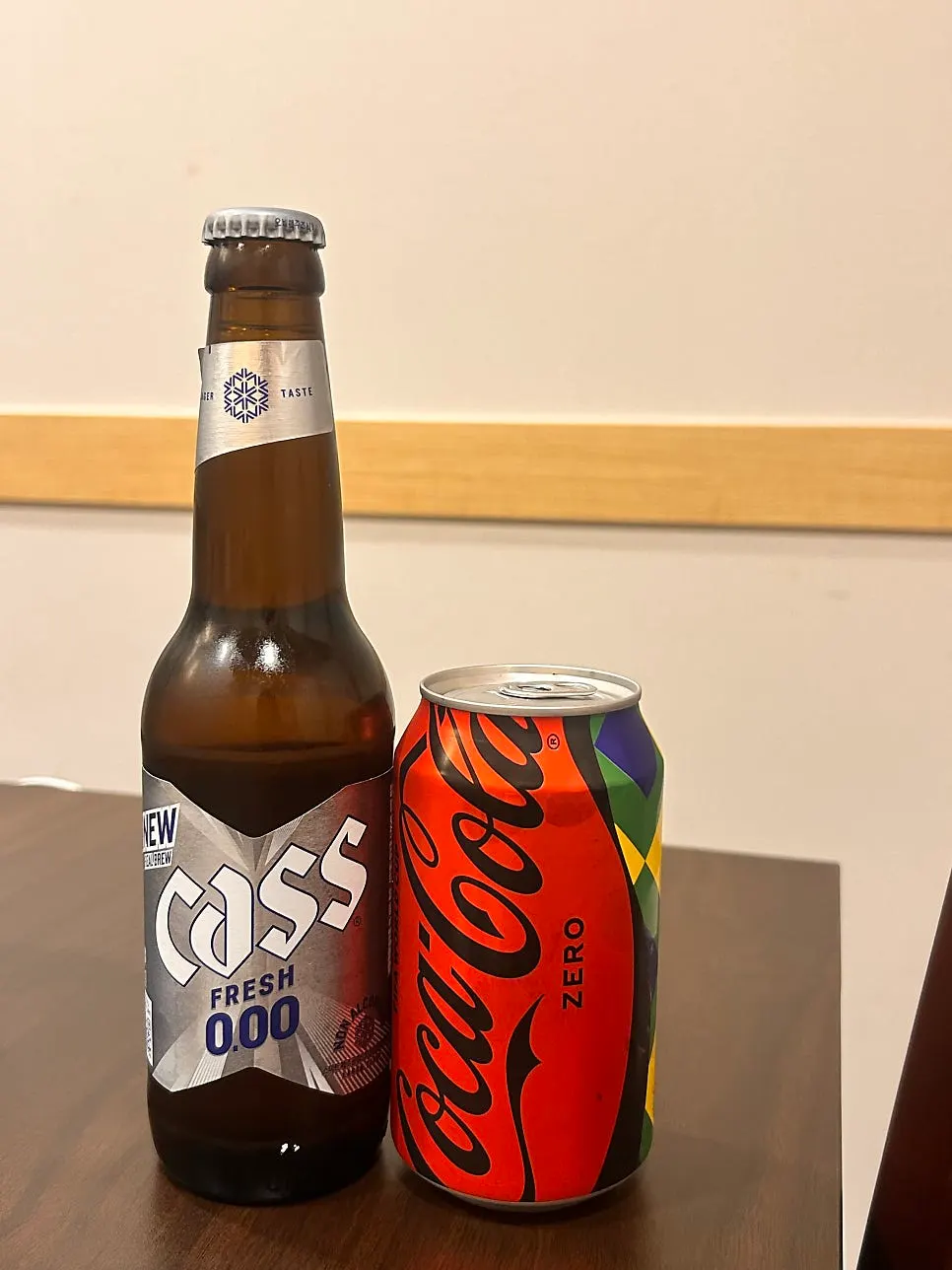 논알코올 맥주와 콜라가 놓인 테이블