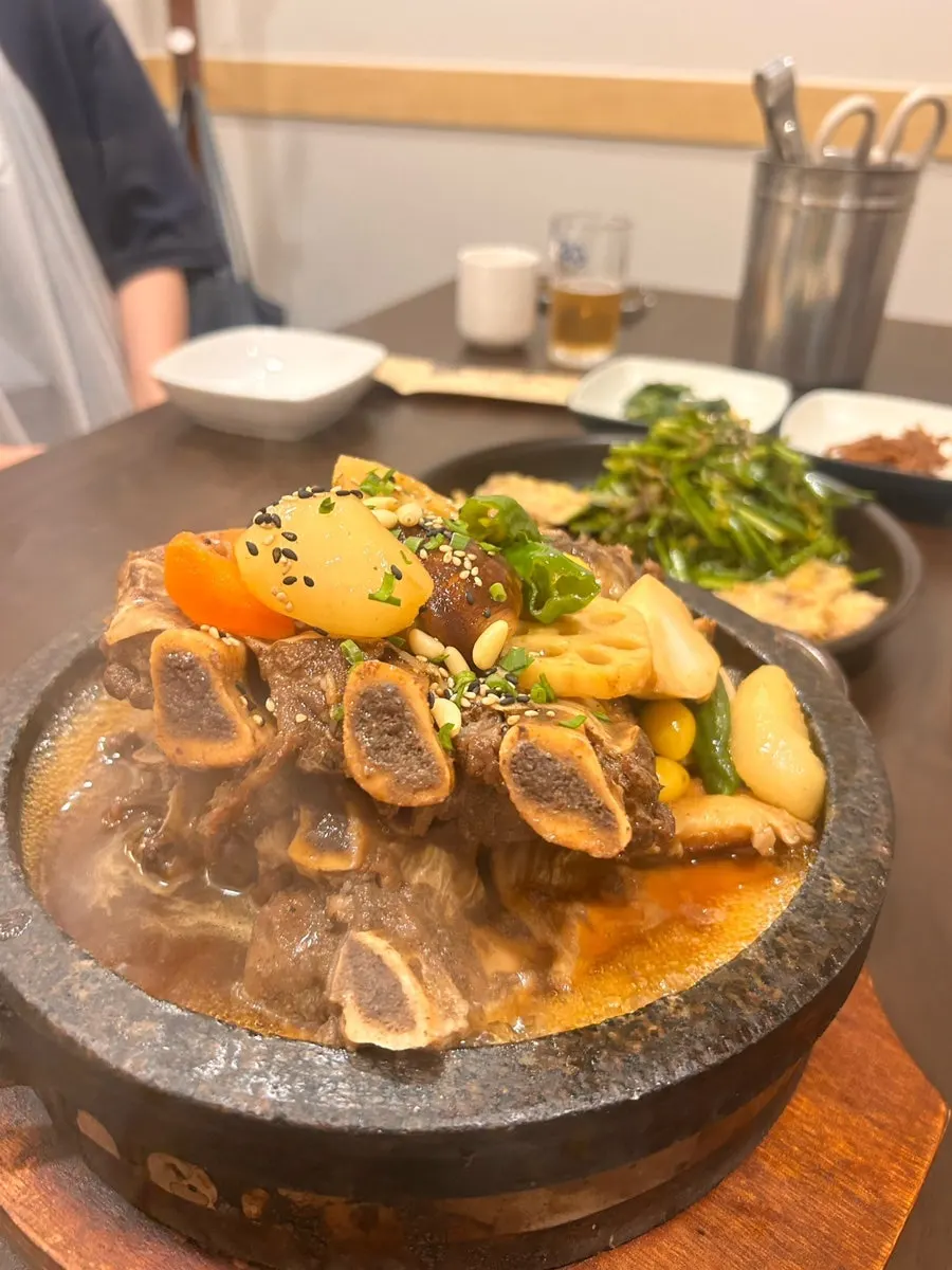 무알콜 맥주잔으로 건배하는 모습