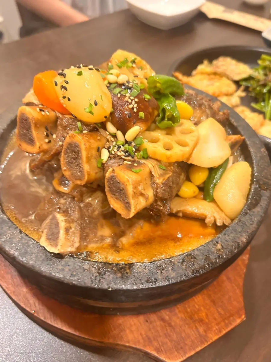 소갈비찜과 반찬이 깔린 3인 한상