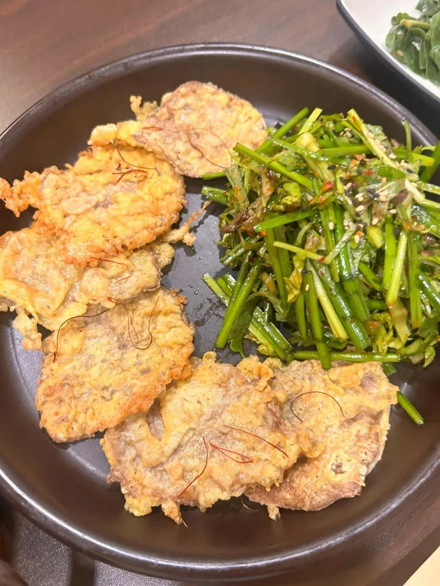갈비찜 살을 집어 올린 젓가락