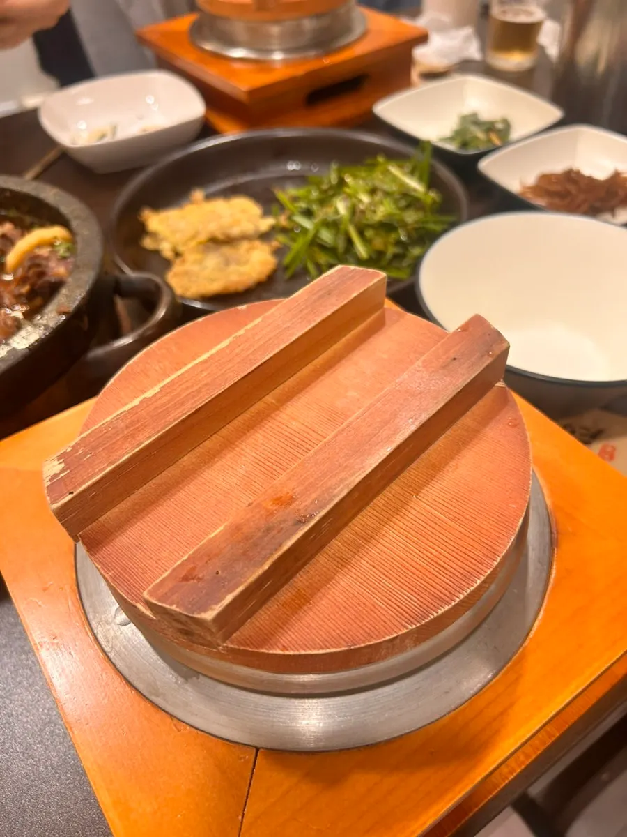 상추에 올린 한우육전 한 점