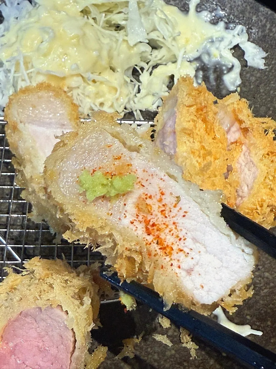 익힘 정도가 보이는 흑돼지 카츠 단면