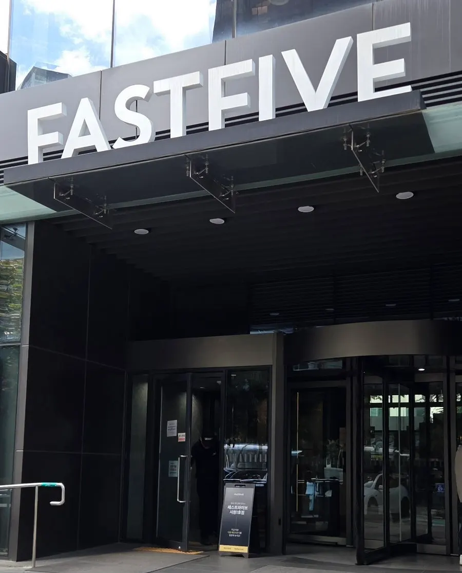 Exterior of Hunta Euljiro inside the FastFive building