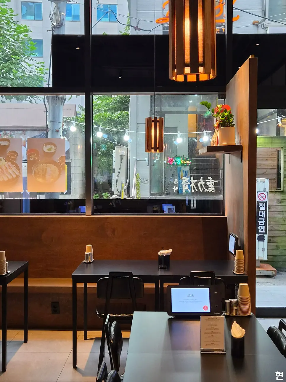 Solo-dining seats at Hunta Euljiro
