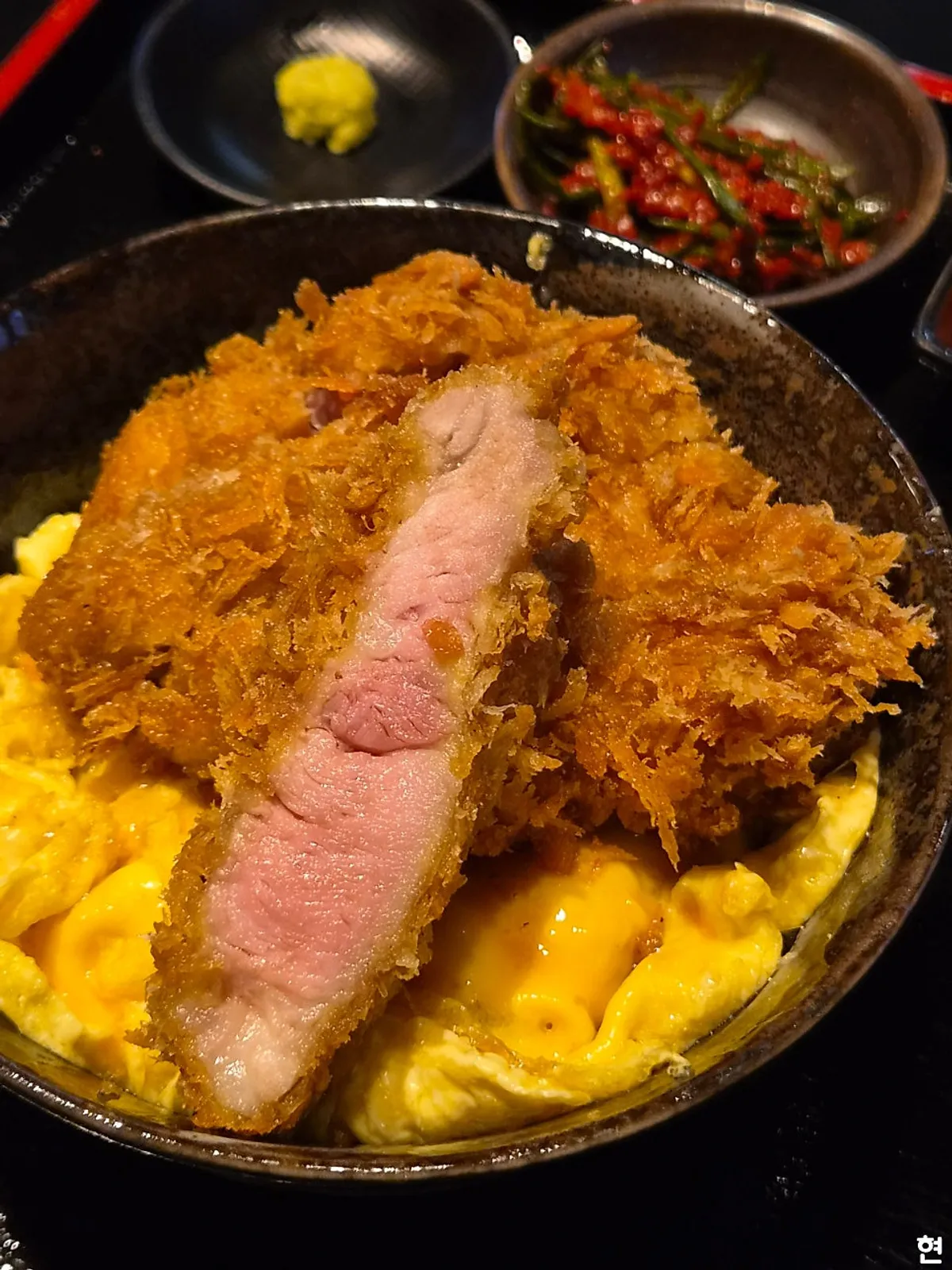 Full table setting with the kataroSu tare katsudon at Hunta Euljiro