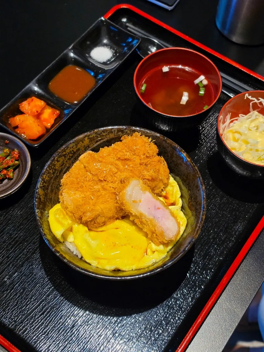 Deciding on Euljiro lunch, food at Hunta Euljiro