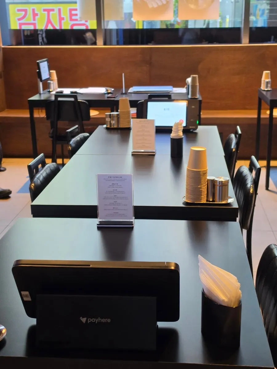 Solo seats and table layout at Hunta Euljiro