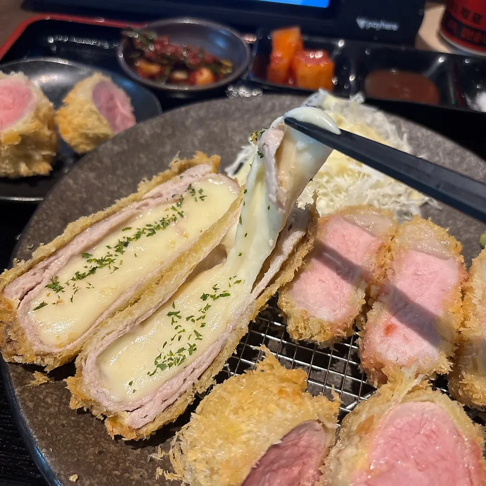 치즈가 늘어지는 치즈카츠 단면