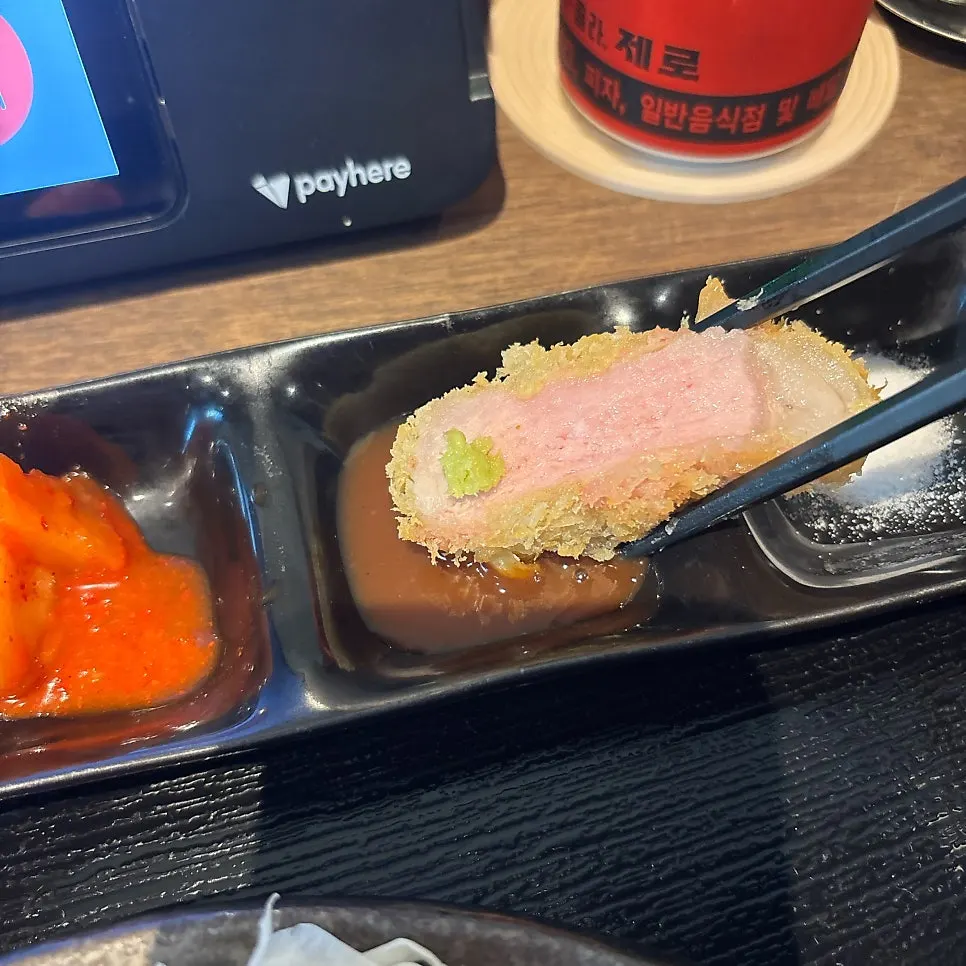 돈카츠 소스에 찍은 카츠 조각