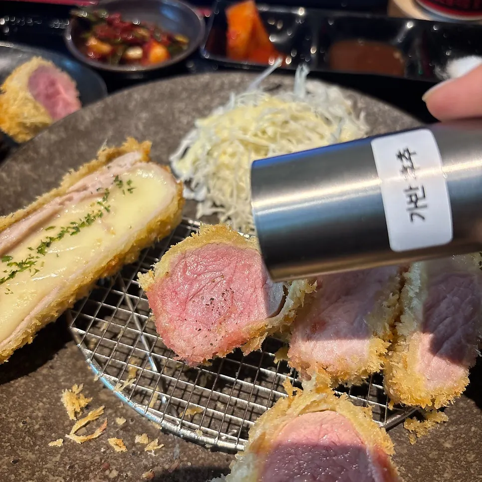 카츠에 가반후추를 뿌리는 모습